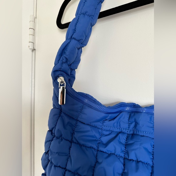 💙NWOT XL OVERSIZED QUILTED CROSSBODY BAG IN COBALT BLUE 💙 - Picture 6 of 9
